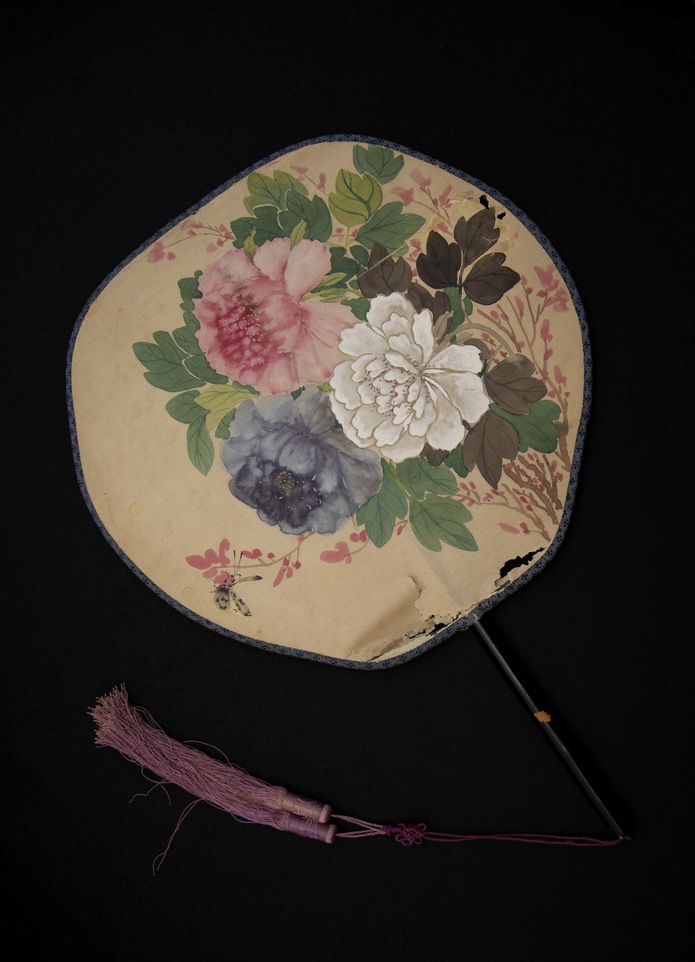 PADDLE FAN WITH PEONIES